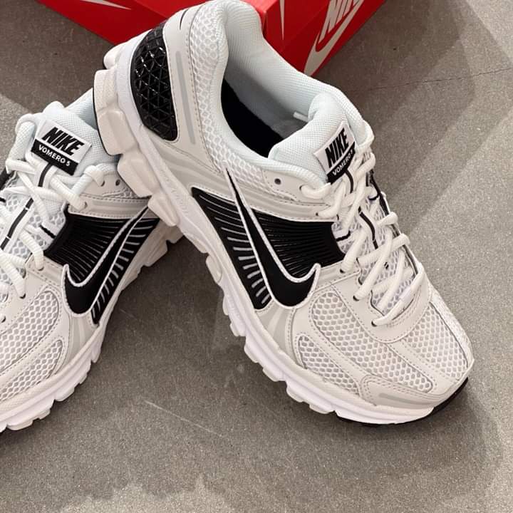 JustFreshKicks's tweet photo. Ad: Nike Zoom Vomero 5 ‘White/Black’ on sale for $120 shipped 🐼

Link -> https://t.co/OOh5Udp1R7 https://t.co/YuhejMSBqj