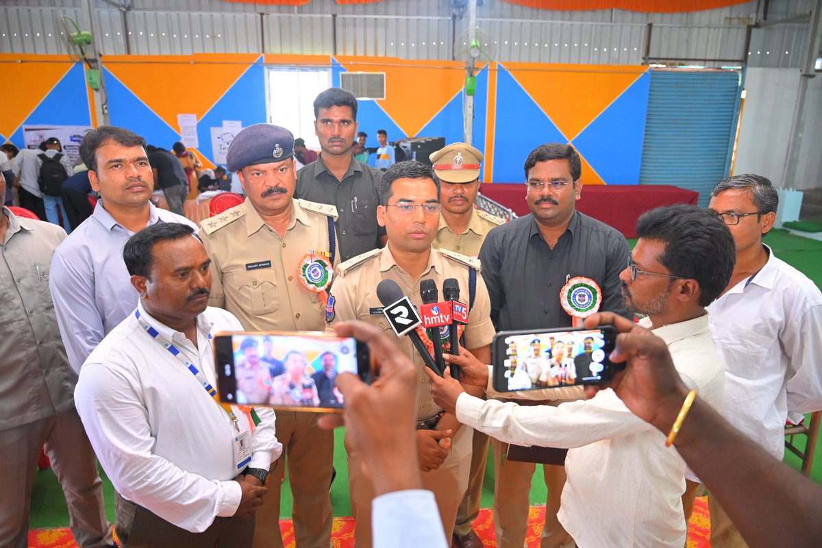 SPNARAYANPET's tweet photo. #District_SP_Yogesh_Gautam_IPS gave appointment documents to 491 young women and men who were selected in the job rules in the #Mega_Job_Mela fair organized under the auspices of #Police_Department in #Kosgi_town_of_Narayanapet_District. https://t.co/rhRNmjy4No