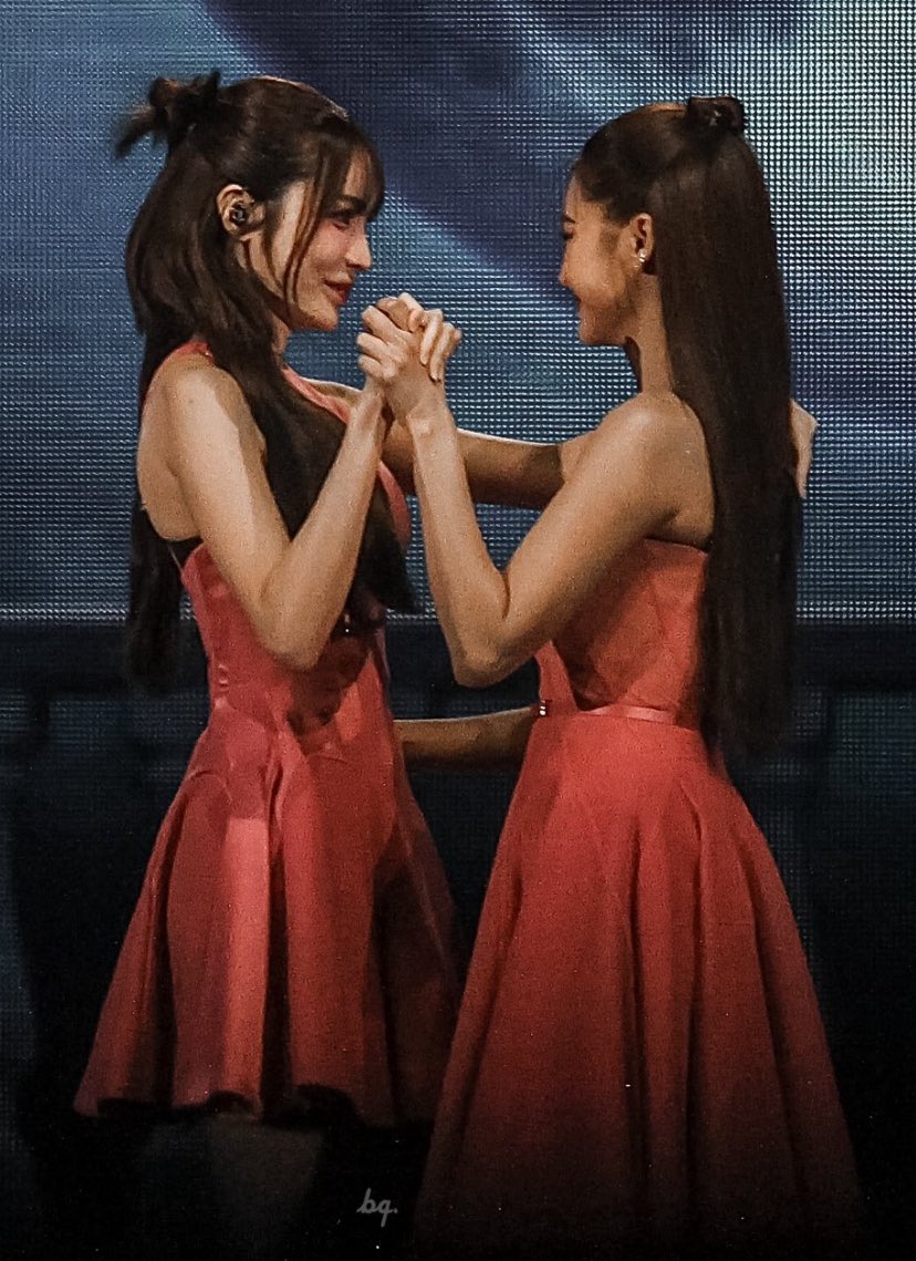 ThapaniSHIRO's tweet photo. “พี่ฟ้าทำให้เข้าใจอะไรหลายๆอย่าง แม้กระทั่งความรักที่เราไม่คิดว่าจะได้เจอหรือว่าจะมีได้ นั่นก็คือความรักให้กับเพศเดียวกัน”🌈

ผู้หญิงคนแรก และคนเดียวที่ทำให้รักเป็นมากกว่ารัก  🤍

CHARLOTTE MAGICAL MOMENT
#CharlottePossible2ndConcert
#อิงล็อต #englot https://t.co/AyJV7X1r2j