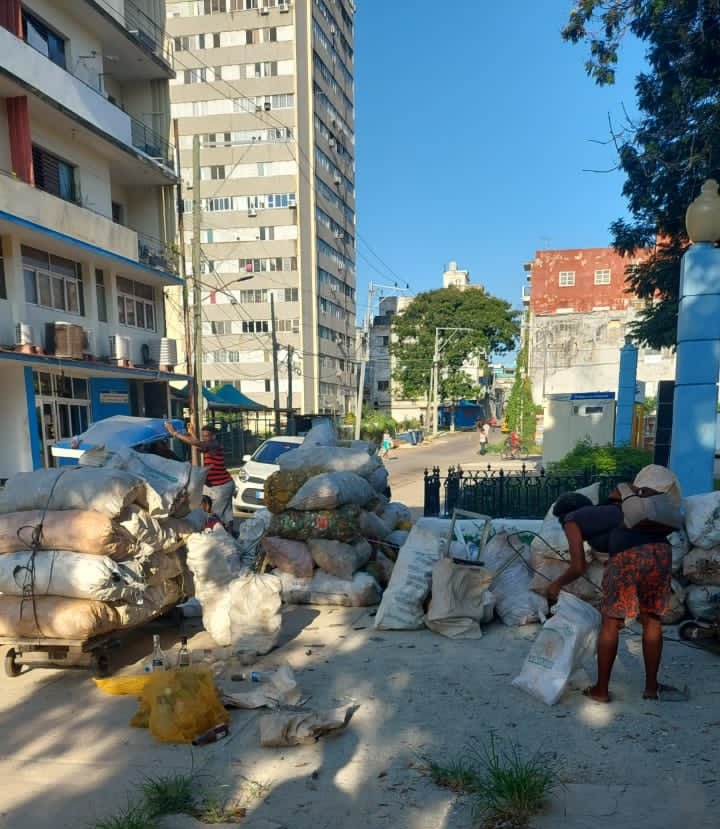 Este sábado, en Manzanillo, Granma... iSe formó el reciclaje! #Cuba #CDRCuba #GER #MiBarrioRecicla