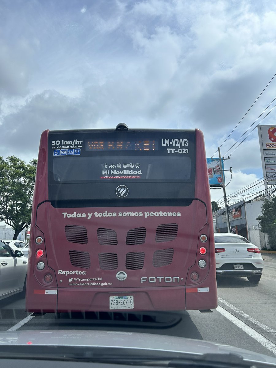 FabiolaBravoC's tweet photo. @TransporteJal este operador de camión se la pasa cambiándose de carril aventándole la unidas a todos los autos. Que tipo de personas tienen cómo choferes? https://t.co/s6bfgALqqh