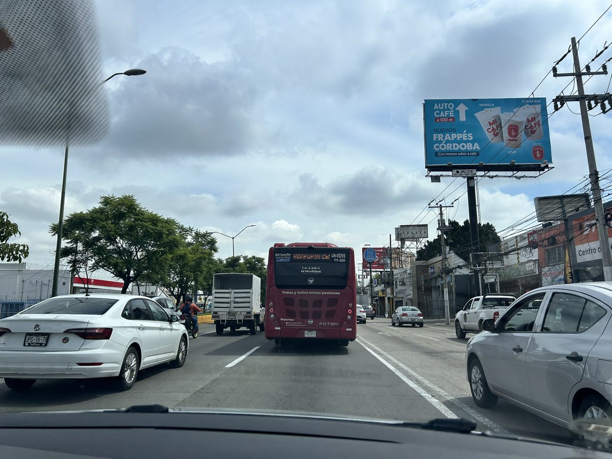 FabiolaBravoC's tweet photo. @TransporteJal este operador de camión se la pasa cambiándose de carril aventándole la unidas a todos los autos. Que tipo de personas tienen cómo choferes? https://t.co/s6bfgALqqh