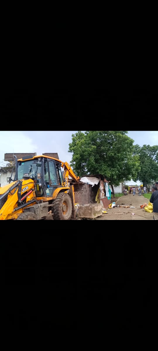 VijayJa9055119's tweet photo. श्री मान कॉलेक्टर मोहदय भीकनगांव के ग्राम पंचायत वलका एक गरीब #पंचर की दुकान थोड़ी दी गई तहसीलदार ने बिना करवायी किये इंदौर वाले का आदेश पारित कर दुकान तुड़वा दिया हे उस दुकान से उसका घर चलता थाअब वे बेरोजगार होकर गाव छोड़ने को तैयार हो गया श्री मान कॉलेक्टर मोहदयसे निवेदन हे की. https://t.co/pYubh2mUvF