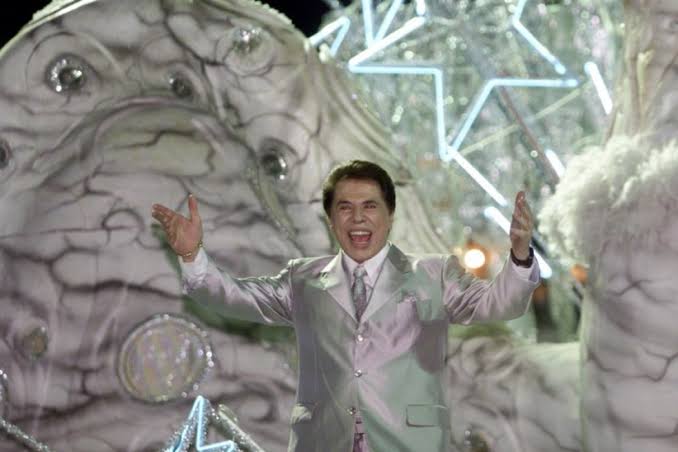 Silvio Santos é o maior comunicador da TV Brasileira e todas as emissoras estão usando o desfile da Tradição para nortear as homenagens.

A grandeza de um ícone aliado à importância das escolas de samba evidenciados nesse dia triste.