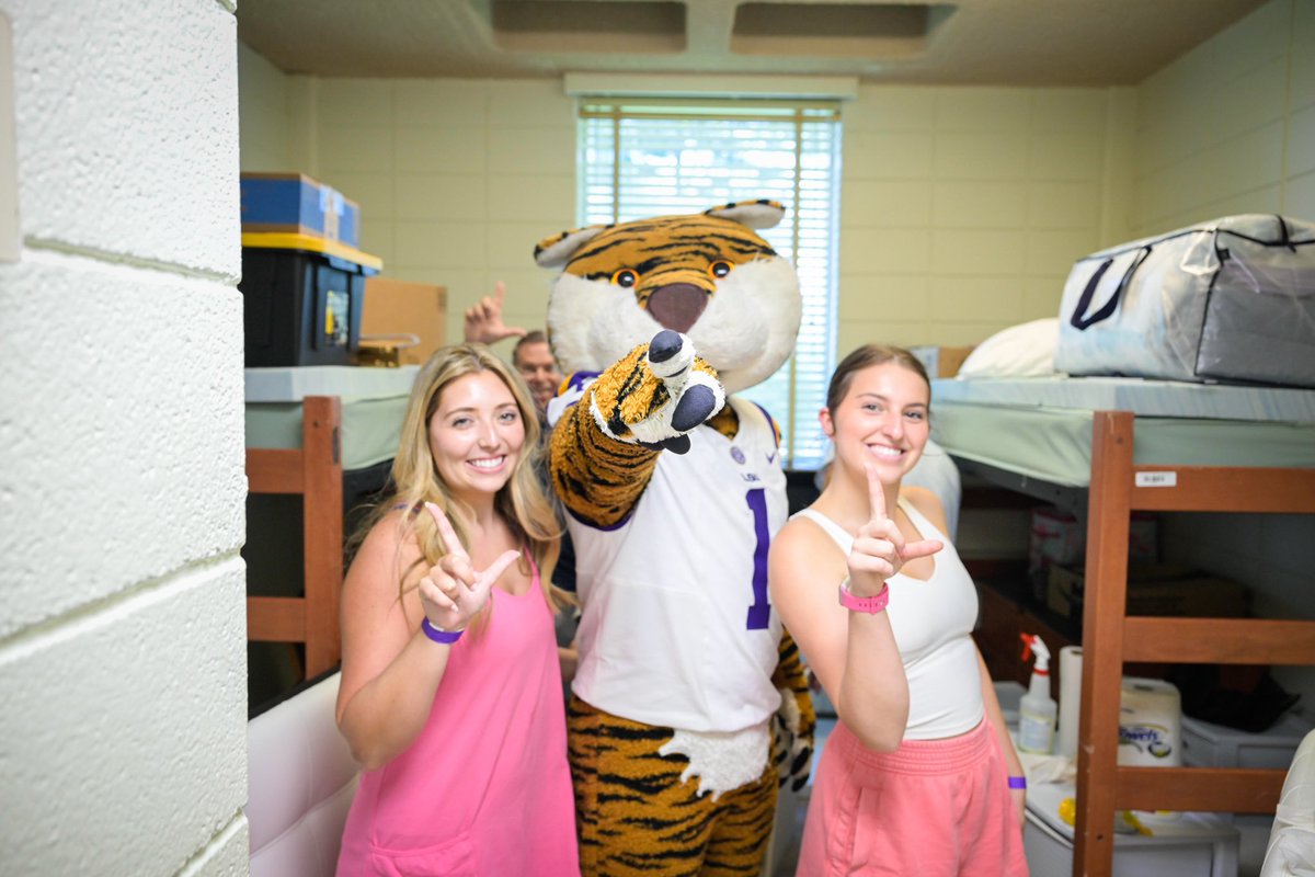 LSU's tweet photo. Welcome Home π«Ά #LSU28 https://t.co/gItN4LKTzx