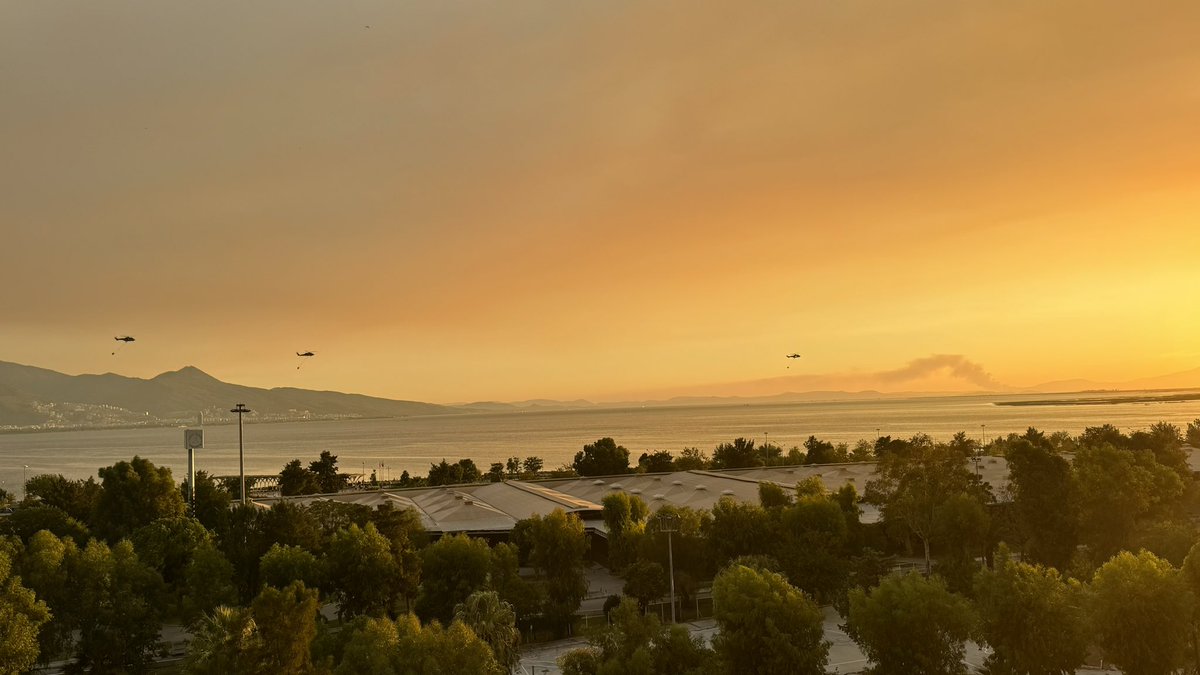 İzmire müdahale eden helikopterlerin arkasında, ufukta, Urla tarafında başka bir yangın başlamış gibi duruyor #TürkiyeYanıyor