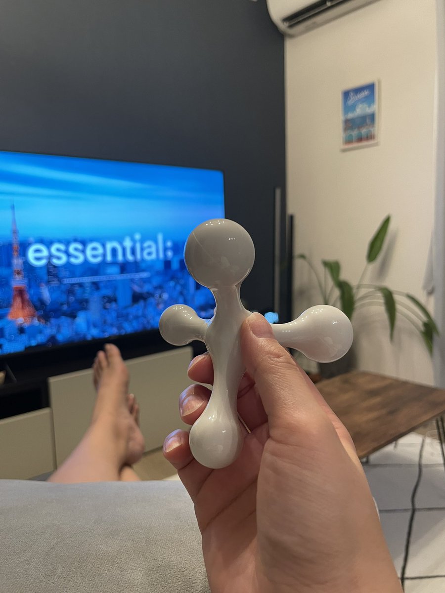 trippp157's tweet photo. この変な形のやつ見たことある？セルフマッサージの革命児だよマジで。今まで何使ってもマッサージしてる方の手が疲れるから嫌だったけどコレはどの角度で持っても楽に圧をかけられるスゴイ構造！約500円で驚きの感動を手に入れたからガチオススメ #無印良品 #無印  #肩こり #무인양품 #선물 #일본여행 https://t.co/RH3zA0Rpw3