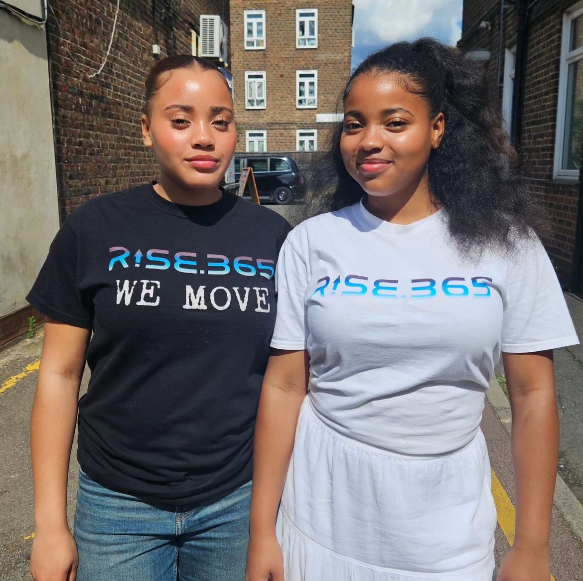 365_rise's tweet photo. Serving the community with a smile
#ChangingTheNarrative #communityisstrength #communitylove #youngleaders #eachoneteachone #RISE_UP #rise365 #youthpower https://t.co/7oUnXx9gAu