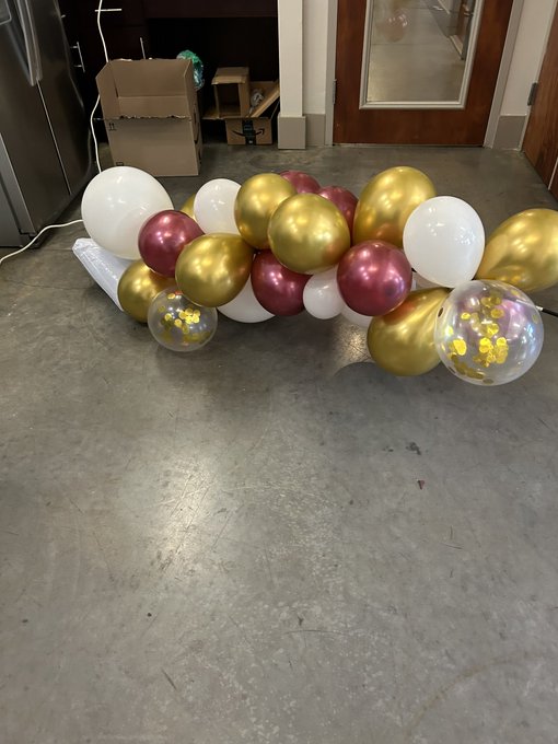 I&rsquo;m building lots of balloons today https://t.co/ZZposmHkyj<a href="/tag/frog"class="tags"><span>#frog</span></a>