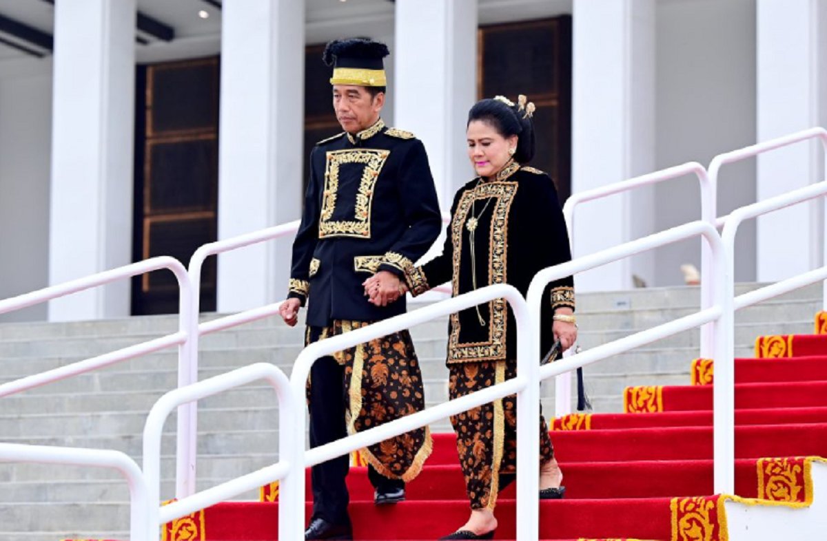 Pakaian-pakaian adat diseremonikan, namun masyarakat adat pemiliknya dipinggirkan. Tanah-tanah mereka dirampas karena dibawahnya ada mineral. Jika tidak, tanah-tanah mereka dijadikan perkebunan-perkebunan.