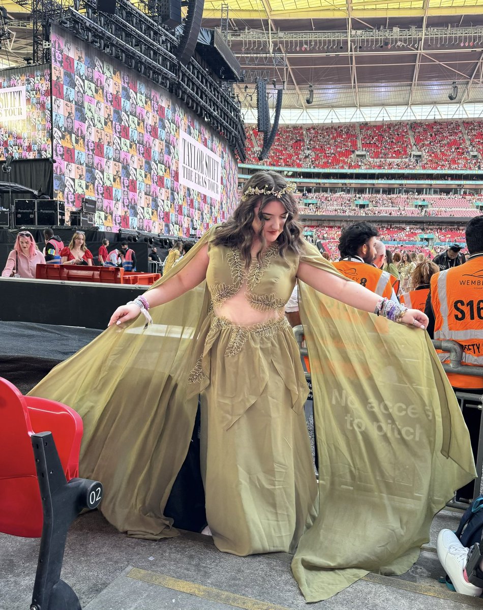 spoonfulofswift's tweet image. the air is particularly salty on this august evening at #LondonTSTheErasTour! ✨🌿 @taylornation13 #TSTheErasTour