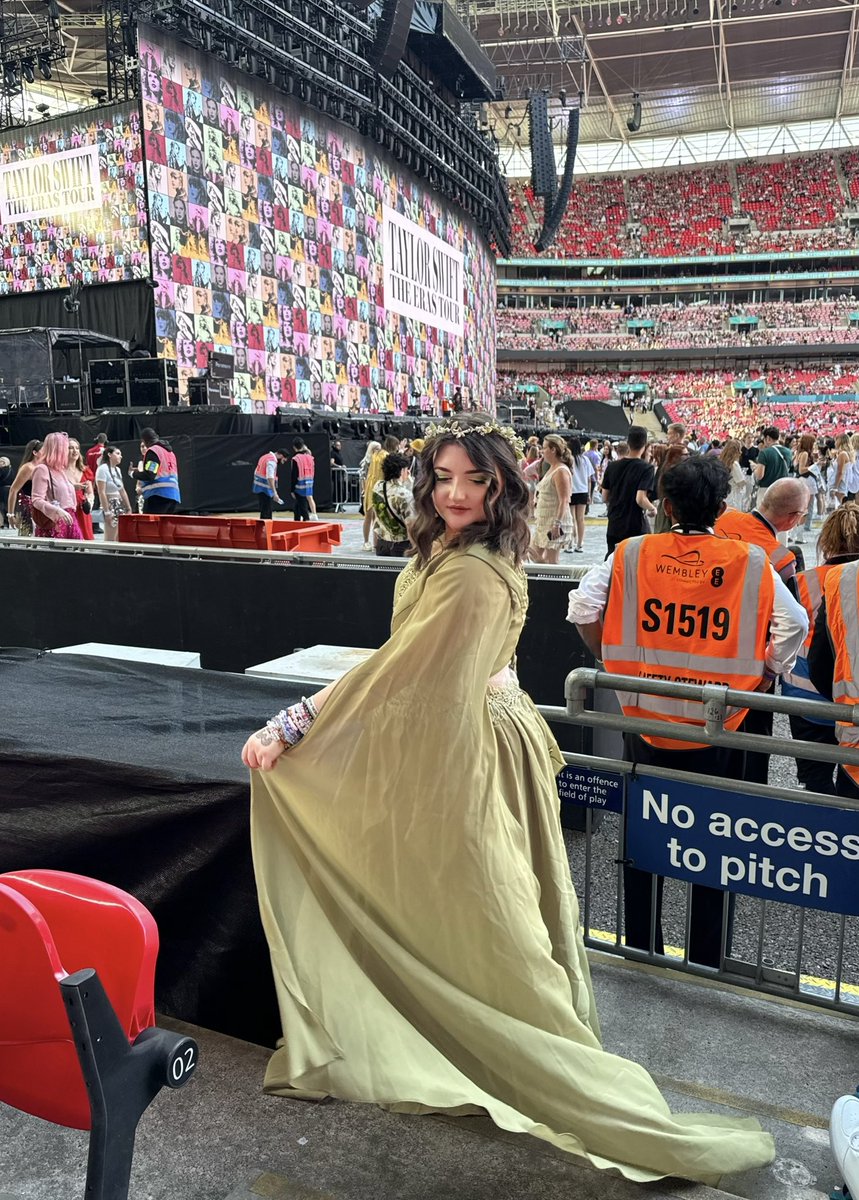 spoonfulofswift's tweet image. the air is particularly salty on this august evening at #LondonTSTheErasTour! ✨🌿 @taylornation13 #TSTheErasTour