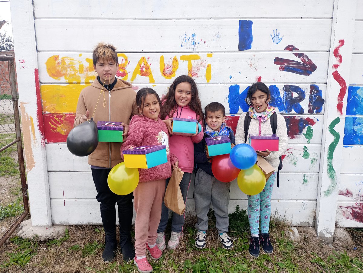 Tuve una infancia muy dura,dónde lo que más deseábamos con mis hermanos en el día del niño era comer algo rico en algún festival.Hoy ver a los niños en el salon comunitario tan felices me llena de emociones