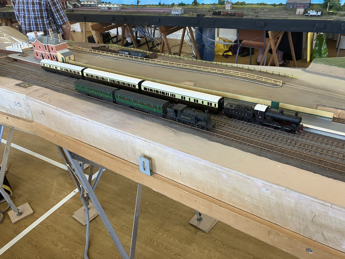 EEMRC's tweet photo. Some interesting visitors running on Wadhurst today. Not sure that GW 70ft South Wales stock would fit the Hastings line, but they are lovely models. https://t.co/oDh7lpqMts