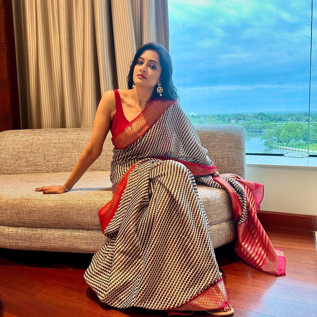 விழிகளால் பேசும் விண்மீன் 
அவள் 🧡🏖️💃💃💃

அவள் அழகை 
சொல்ல வார்த்தை வரவில்லை 💖💃🌷