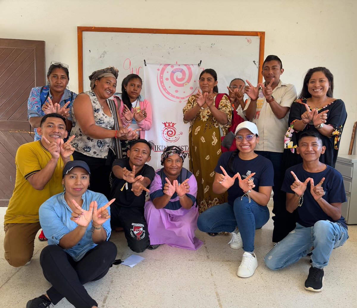 guc_wikipeetia's tweet photo. #Editaton👨💻| Así se desarrolló la editaton en #Manaure a favor de la campaña medioambiental.🌎🌱
📸 Los profes se pusieron manos a la obra, trayendo sus tapas como aporte a la campaña de #PortaPaz, y sumando activamente en la edición, mejora y corrección de artículos. 🙌♻️ https://t.co/M1Zh9RWdEt