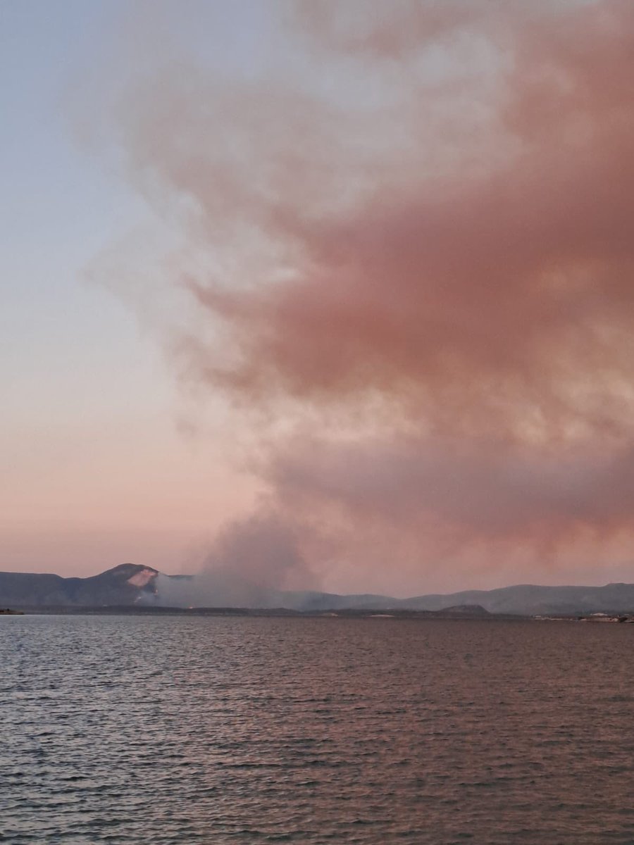 Çeşme, Ildır, an itibarıyla bir saattir yanıyor, ne uçak ne helikopter 😢