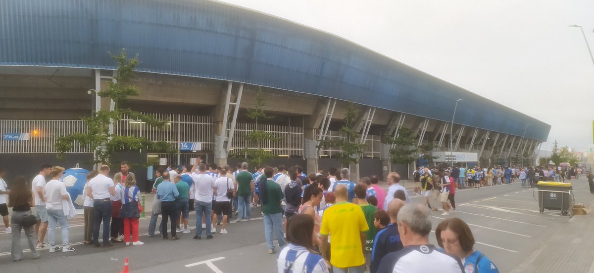 caf_is_online's tweet photo. Falta gente en Riazor? Igual es que fuera hay casi tanta como dentro... @RCDeportivo #Depor https://t.co/eHMFfGfszO