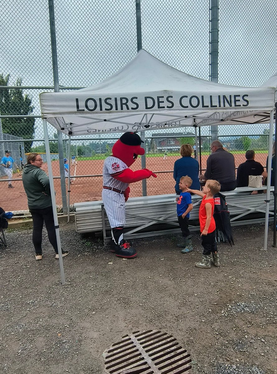 BaseballChelsea's tweet image. De la belle visite au terrain Russell Martin! 

Cappy from the @ottawa_titans is here!