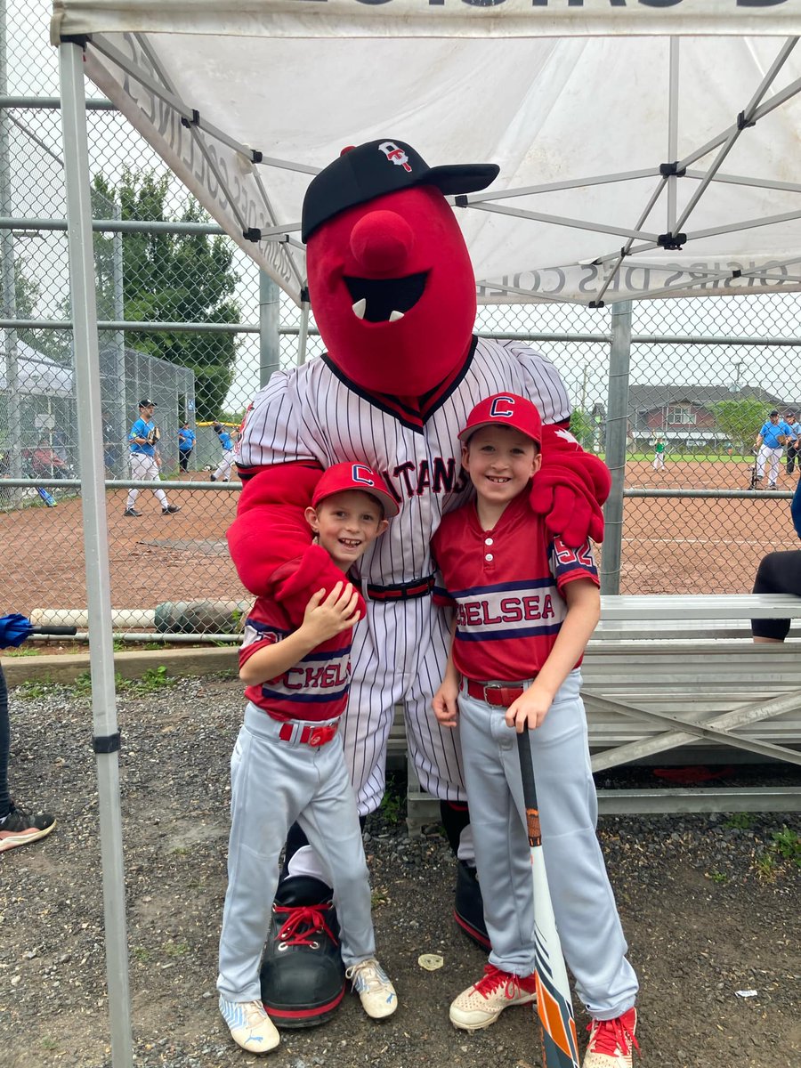 BaseballChelsea's tweet image. De la belle visite au terrain Russell Martin! 

Cappy from the @ottawa_titans is here!