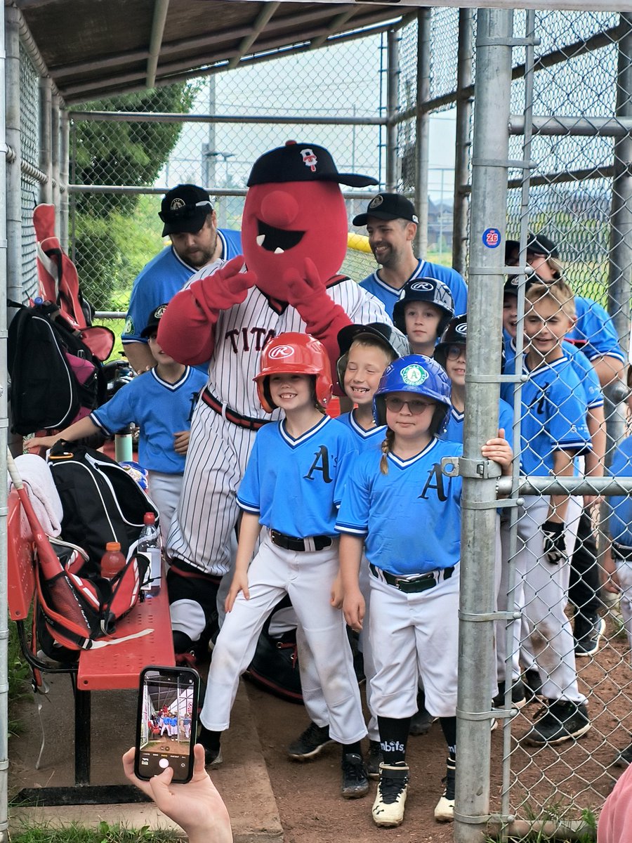 BaseballChelsea's tweet image. De la belle visite au terrain Russell Martin! 

Cappy from the @ottawa_titans is here!