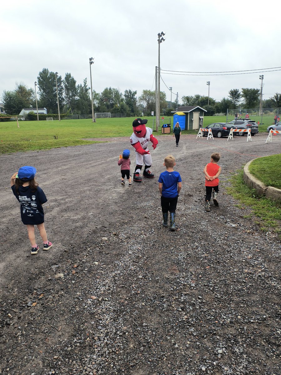 BaseballChelsea's tweet image. De la belle visite au terrain Russell Martin! 

Cappy from the @ottawa_titans is here!