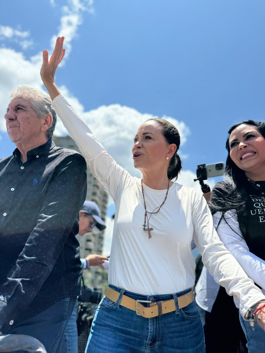 Venezuela está de pie, sin miedo, exigiendo lo que le corresponde. 

El 28 de julio votamos por <a href="/EdmundoGU/">Edmundo González</a> y junto a <a href="/MariaCorinaYA/">María Corina Machado</a> y los líderes de <a href="/unidadvenezuela/">Unidad Venezuela</a> defendemos esa victoria. 

Valientes, <a href="/delsasolorzano/">Delsa Solorzano</a>, <a href="/AlfredoARamos/">Alfredo Ramos</a>, <a href="/CesarPerezVivas/">César Pérez Vivas</a>, <a href="/JuanPGuanipa/">Juan Pablo Guanipa</a>,