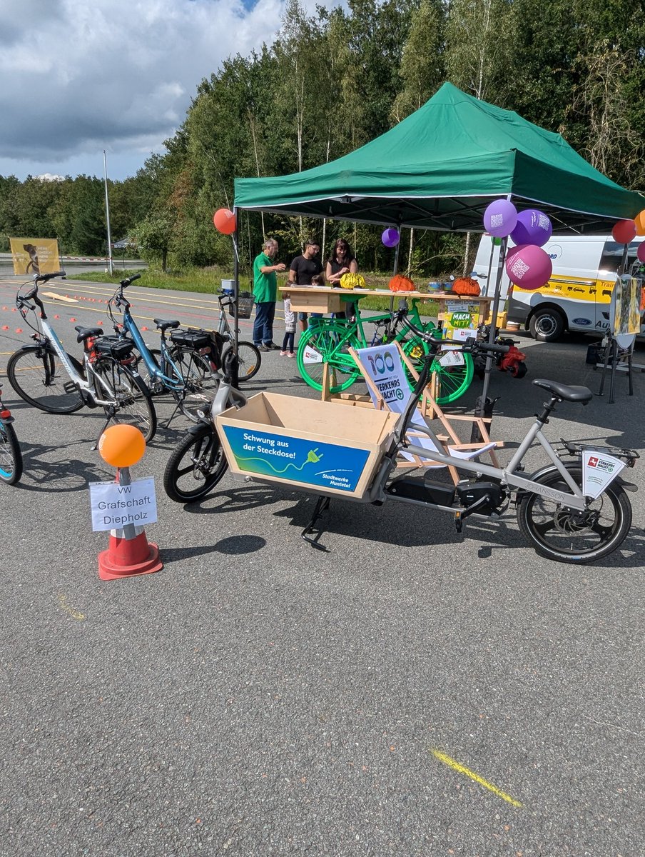 ThomasBerling's tweet photo. Jubiläum 100 Jahre #Verkehrswacht & 25 Jahre #EUVA. Das Jubiläumswochenende startete heute auf dem Gelände der EUVA in #Nordhorn. #Verkehrsminister @OlafLies verschaffte sich einen Überblick über die Verkehrstrainingsangebote der #Euregio #Verkehrsakademie
https://t.co/CFgiwCodEl https://t.co/k32cJ2vxqQ