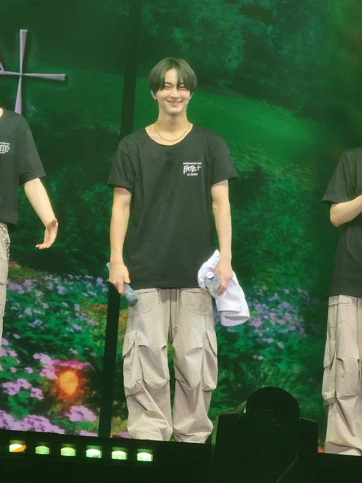 moiraisin's tweet photo. jungwon: 😊🧍‍♂️ https://t.co/Jy6s44TuJ1