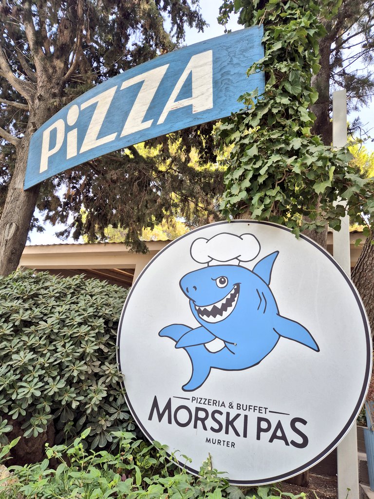 GrubisicDinka's tweet photo. Ne volim nešto Slanicu u ovo doba. Draža mi je u lipnju ili rujnu. Ali moramo jednom skočiti radi picigina i sjajnog ručka u Morskom psu.. 😅🙈🤷🏼♀️
#murter💙🌊✨️ https://t.co/lKGjdVef8D