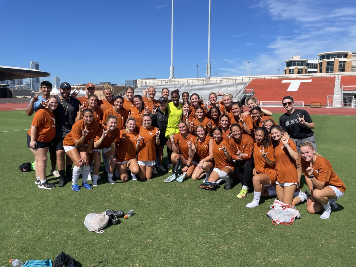 CoachAngeKelly's tweet image. Post Training Celebration with the FASTEST Woman in the World …Julien Alfred!🤘 ⁦⁦@TexasSoccer @TexasTFXC⁩

#RunWithTexas