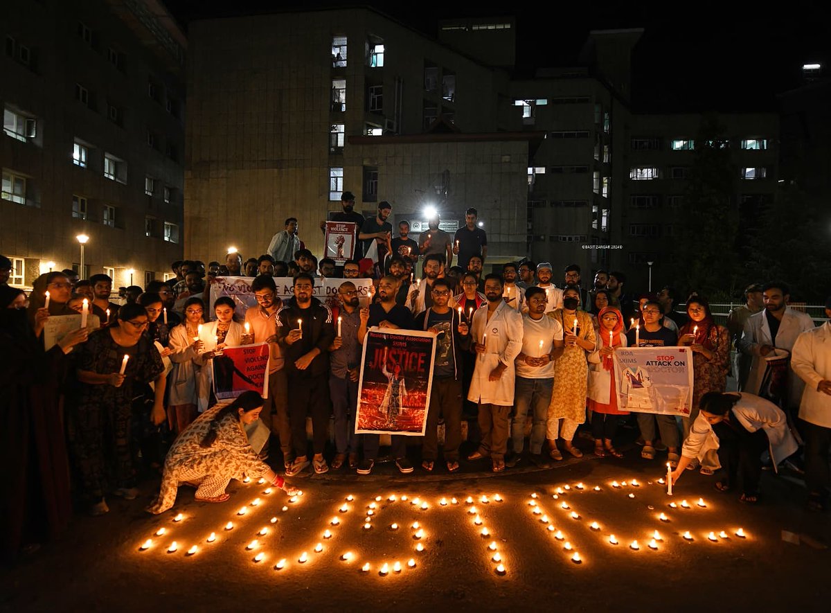 basiitzargar's tweet photo. Resident doctors take part in a candlelight march during a protest and nationwide strike against the rape and murder of the woman doctor at Kolkata's RG Kar Medical College and hospital, in Srinagar https://t.co/nAzDVhLOWq
