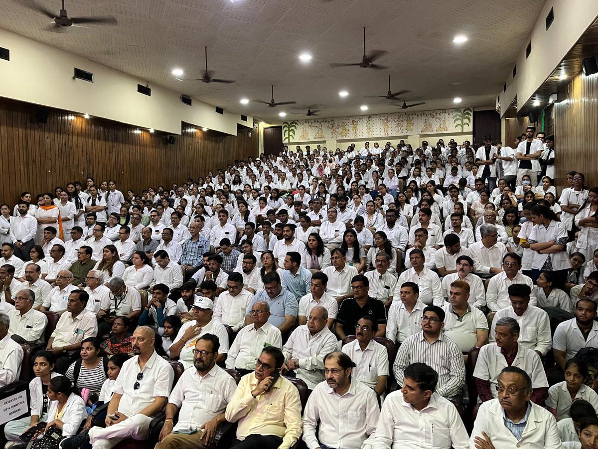 Keyurr_'s tweet photo. More than 1500 medical students, residents &amp; Doctors of Ahmedabad are gathered for protest against RG Kar incident.

#RGKarCollege
#RGKarMedicalcollege 
#RGKarHospital 
#rgkarincident 
@IMAIndiaOrg https://t.co/s2CS9LkxyX