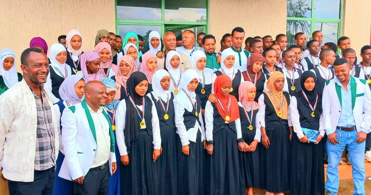 abdimnur62's tweet photo. Yaada tarkaanfataa ta'e maddisiisuun Manni Barumsa Bultii Addaa akka ijaaramuuf hawaasa hirmaachisuun eegaltan. Ashaaraa guddaa kaa'uun hojii seena-qabeessa hojjettan. Har'a Urjiiwwan hedduun burquu eegalaniiru Baga gammaddan.
 Bulchaa Bulchiinsa Godina Jimmaa obbo @TijaniNasir3 https://t.co/qZuizAwbX1