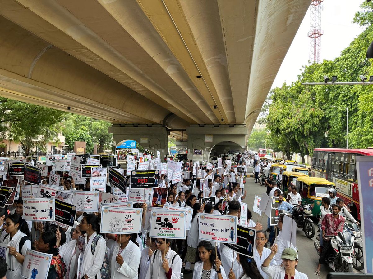 Keyurr_'s tweet photo. More than 1500 medical students, residents &amp; Doctors of Ahmedabad are gathered for protest against RG Kar incident.

#RGKarCollege
#RGKarMedicalcollege 
#RGKarHospital 
#rgkarincident 
@IMAIndiaOrg https://t.co/s2CS9LkxyX