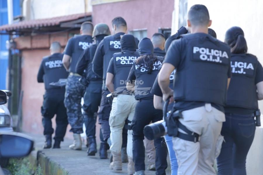 Esta es la fila que había anoche para entrar a Antik