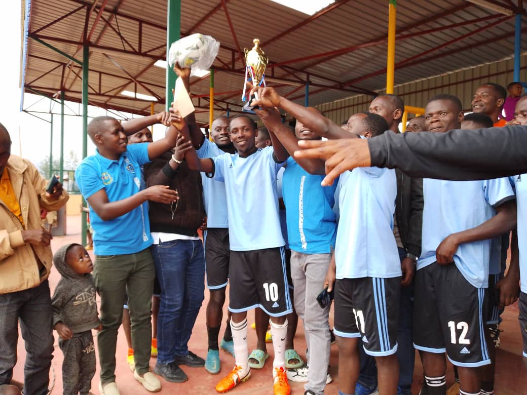 YegoRutsiro's tweet photo. Umukino wa #football wahuje Ikipe y'Umurenge wa #Murunda hamwe n'Umurenge wa #Ruhango mu rwego rwo kwizihiza #YouthDay warangiye Ikipe ya Murunda itwaye  Igikombe itsinze Ruhango kuri #Penality  @EmmaUwizeyimana mwakoze kubana n'Urubyiruko https://t.co/R1zkeq60WV