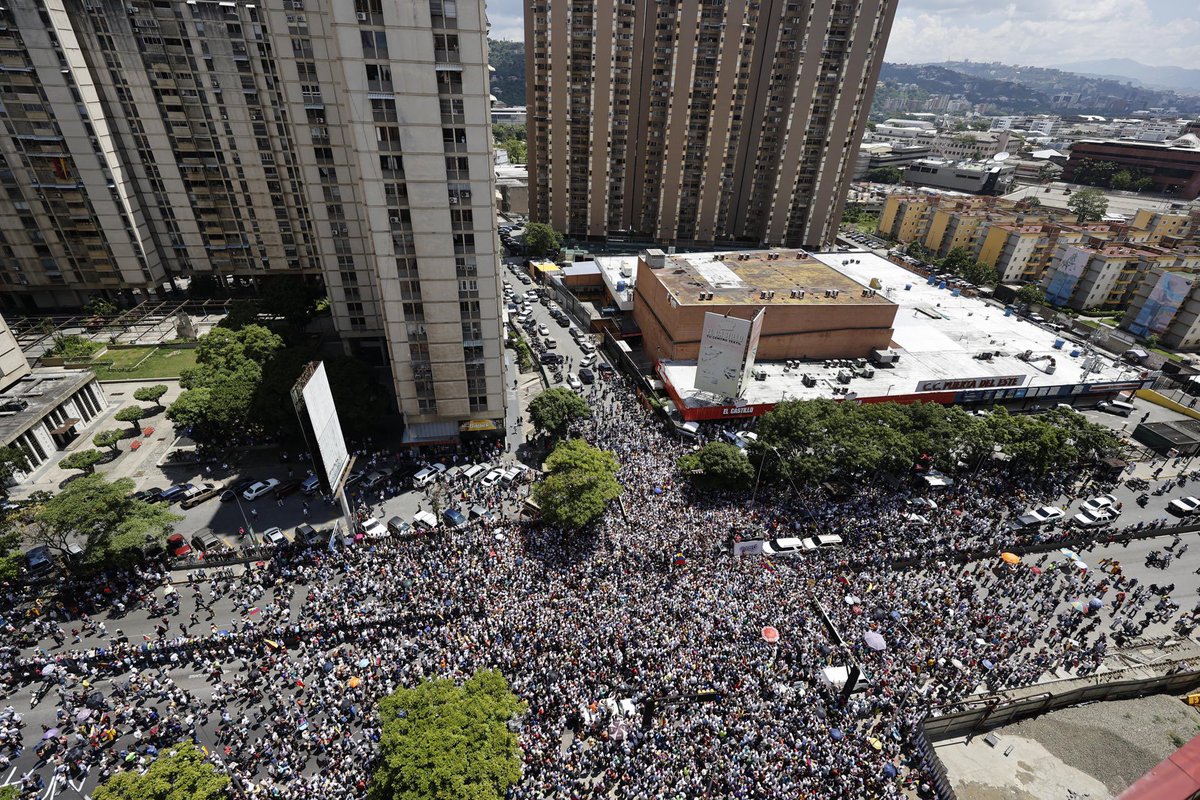 🇻🇪 Tienen el 70 por ciento de los votos, pero no juntan a 7 mil personas en su mayor apuesta de calle. La extrema derecha venezolana es la "apabullante mayoría" mas extraña del mundo. La foto es del momento estelar en que María Corina Machado habla con sus seguidores. Juntaron