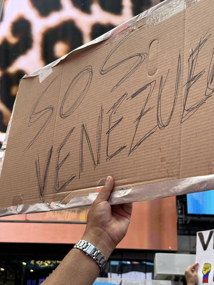 monroydouglas's tweet photo. Protesta mundial en Times Square en New York, 17 de agosto 2024 #VenezuelaLibreDelDictador #17Agosto #EdmundoPredidenteDeVenezuela #EdmundoPresidenteElecto #MariaCorinaMachado #ProtestaMundial #NewYork #HastaElFinal2024 #HastaElFinal2024 https://t.co/OEKgjg3IKw