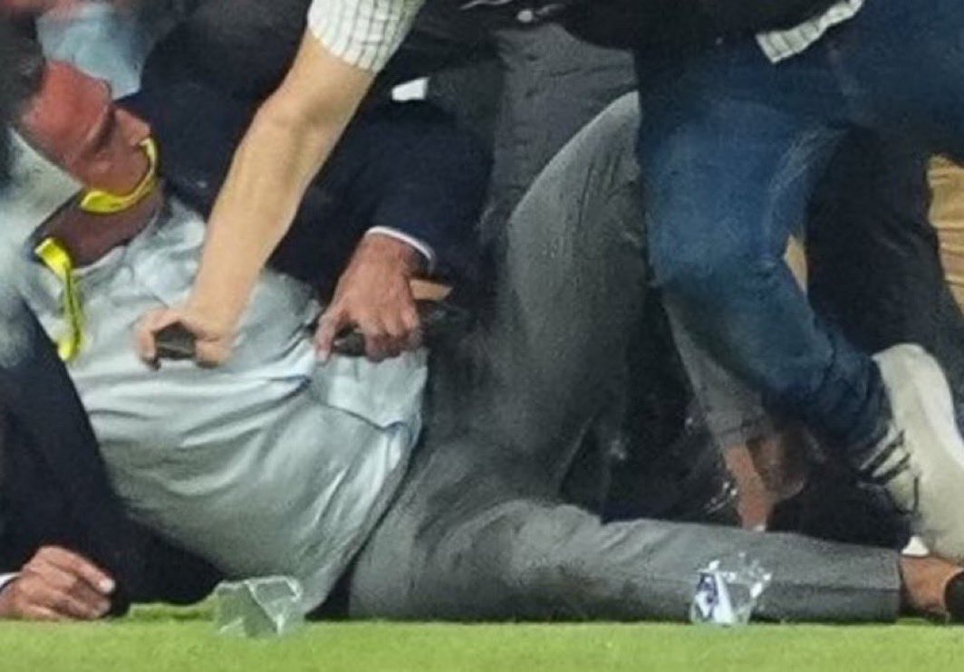 10_LeroySane's tweet photo. Jose Mourinho: "Saha içerisinde yeteri kadar akıllı davranmıyoruz. Gerekirse yerde yatmaları gerekiyor. Maçı durdurmaları gerekiyor. Sakatlık taklidi yapmaları gerekiyor."

Birisi Mourinho’ya söylesin tüm dediklerini Ali Koç yaptı zaten 😃
#beyazfutbol https://t.co/6q9PXTX5F2