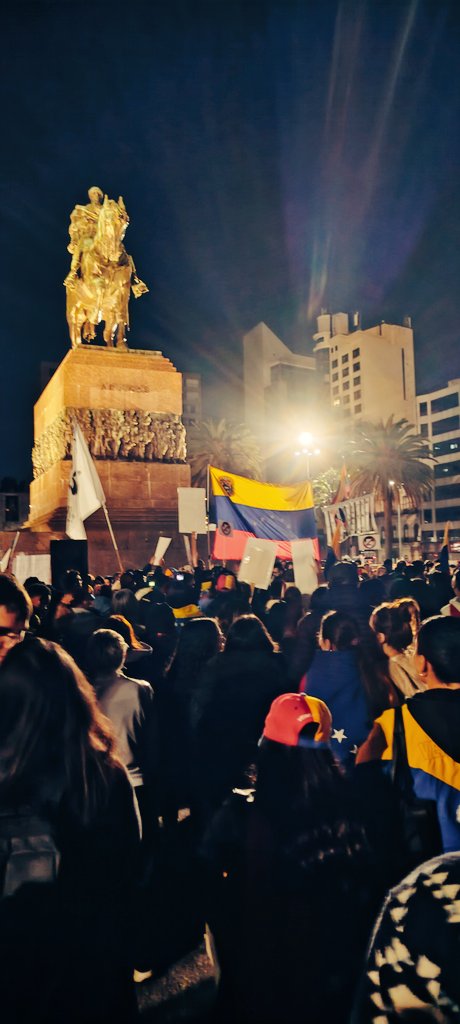 Charlsmander's tweet photo. Montevideo, Uruguay. #HastaElFinalVenezuela https://t.co/PSr9vTymw7