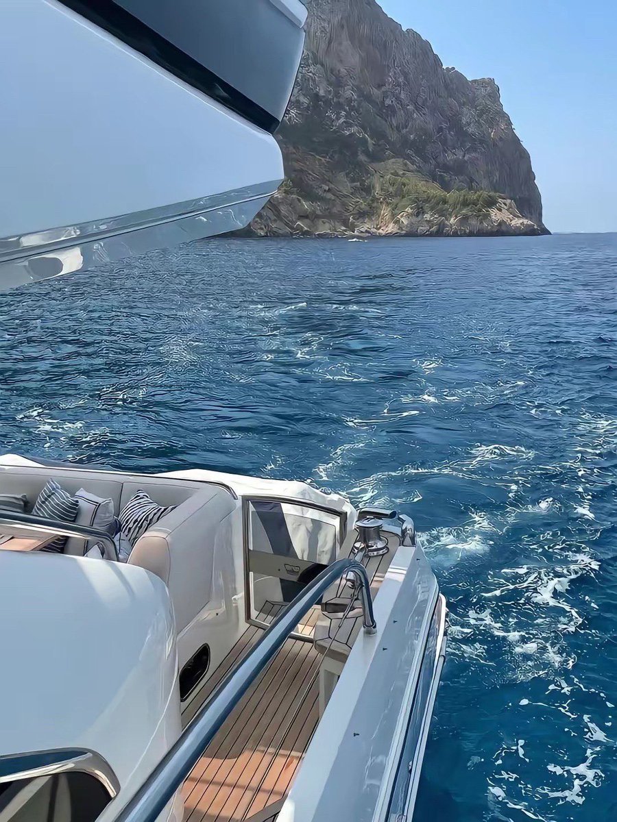 llncai's tweet photo. 𝒜 𝓁𝑜𝓋𝑒𝓇 𝑜𝒻 𝓉𝒽𝑒 𝓈𝑒𝒶 https://t.co/oJ88DK2MIJ