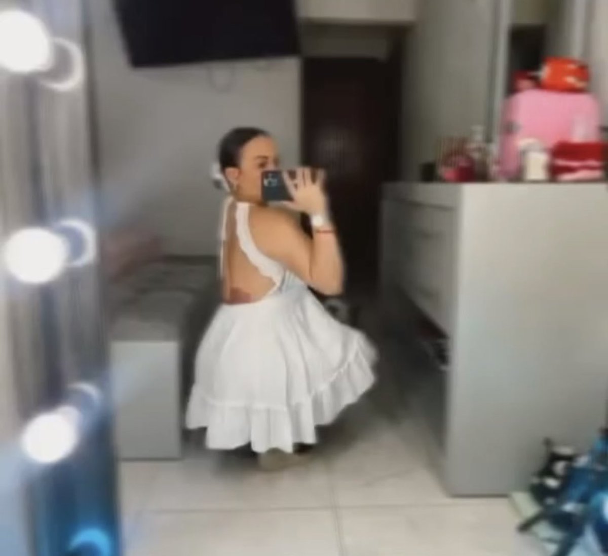 TheBaroness__'s tweet photo. Lista para la fiesta…🤍 https://t.co/pr6NCHzVoe