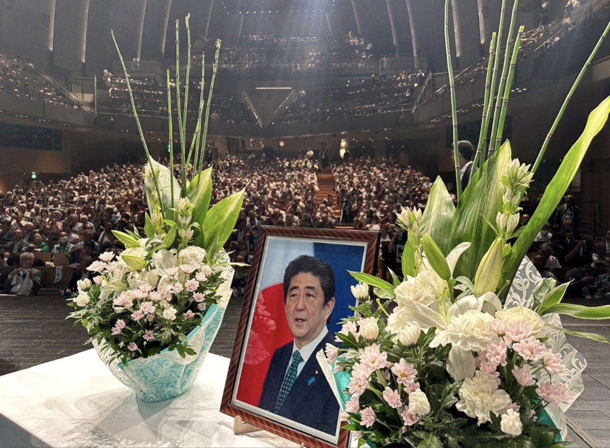 emikyoto226's tweet photo. 「高市早苗さんを総理大臣にする総会」

地元奈良の、高市早苗先生を支える人達の熱量はすごかった。

「支援者のレベルが、政治家のレベル」
「周囲を見れば、その人がわかる」

私が政治家として後援会作りを始めた頃に、先輩議員から言われた言葉です。

本人の訴求力が第一ではありますが、応援している「周囲の熱量」も有権者の心を大きく動かす事が、政界では立証されています。
会場に集まった1700名の支援者の熱量は、それはもう言葉では表現できない「熱すぎる」ものでした。

講演会終了後、会場では高市先生の周りに集まり、感極まり涙を流す支援者の方が沢山いました。高市先生と共に歩まれた日々が刻まれたその涙は、何よりも語りかけてくるものがありました。

「国の究極の使命のためなら、
自分の身は惜しくない」

そう言い切って下さる高市早苗さんに、日本の未来を託したいです。

「日本列島を強く豊かに」

国の究極の使命とは…
国民の生命と財産を守り抜くこと
領土・領海・領空・資源を守り抜くこと
国家の主権と名誉を守り抜くこと
（高市早苗）

#高市早苗を総理大臣に
#高市早苗
#総理大臣
#高市さん
#高市早苗さん
#総裁選挙
#自民党総裁選
#自民党員
#自民党議員