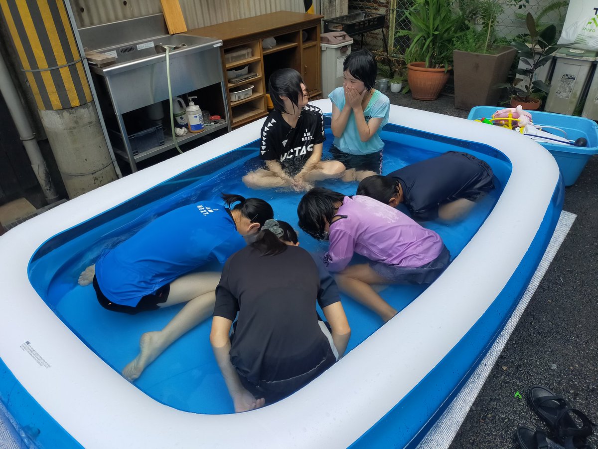 ITS27261150's tweet photo. 金曜日からITSJr.夏合宿が始まり🏓体力測定から始まり調理実習と
遊び部分が大半ですが😁土曜日はエース卓球さんにお邪魔して練習試合をしてもらいました🏓本日最終日は練習場で夏祭りを行って終了です😁#夏祭り #ITSJr #合宿 #エース卓球 #水遊び #シャボン玉 #花火 https://t.co/GdelzZFqne