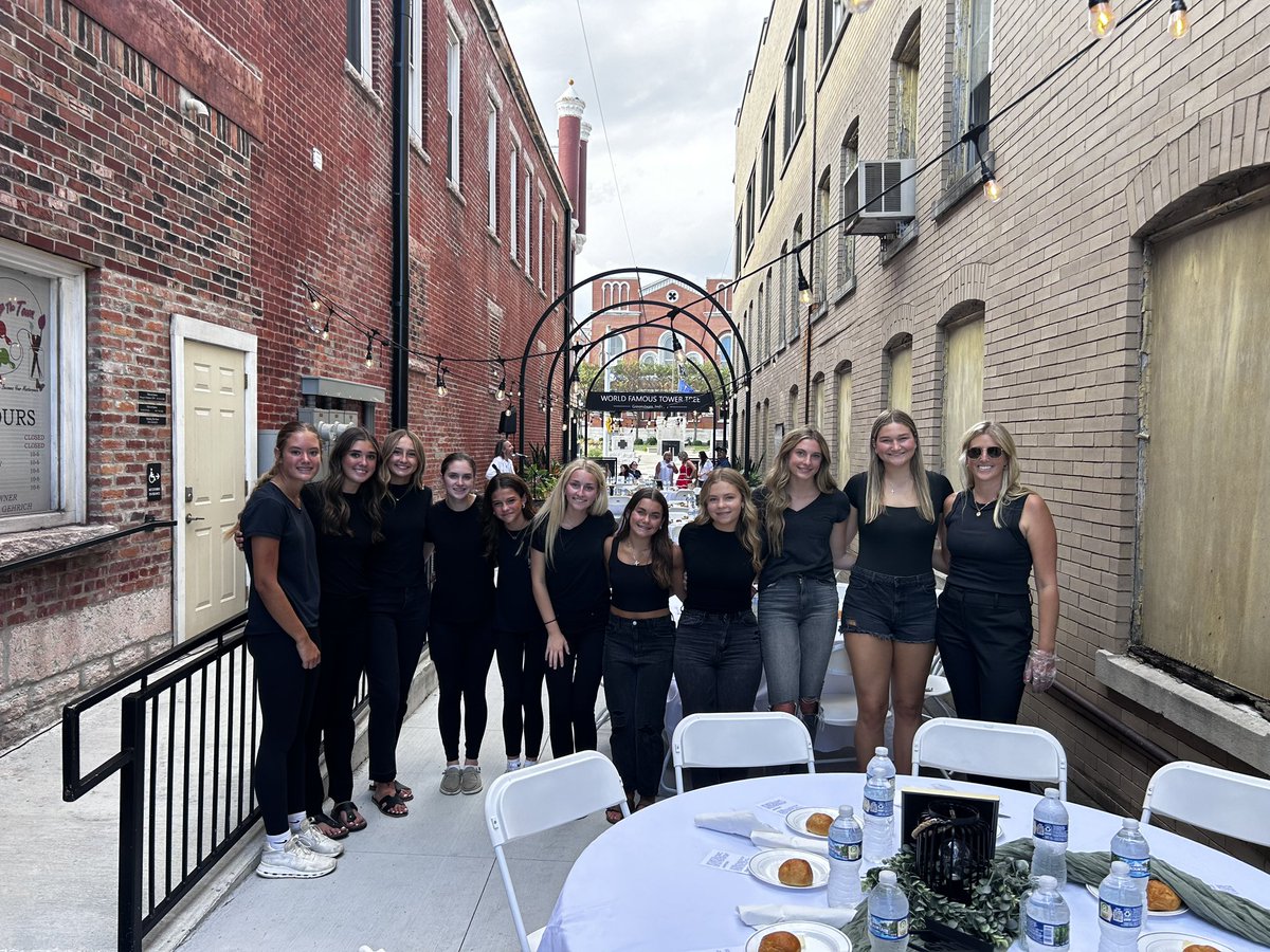 GCHSLadyPirates's tweet photo. The volleyball team is proud to support Main Street Greensburg at their Market to Meal event!
#gchsvolleyball #supportingcommunity @GCHSPirates @GoPiratesGCHS https://t.co/08Ctt8BFDt