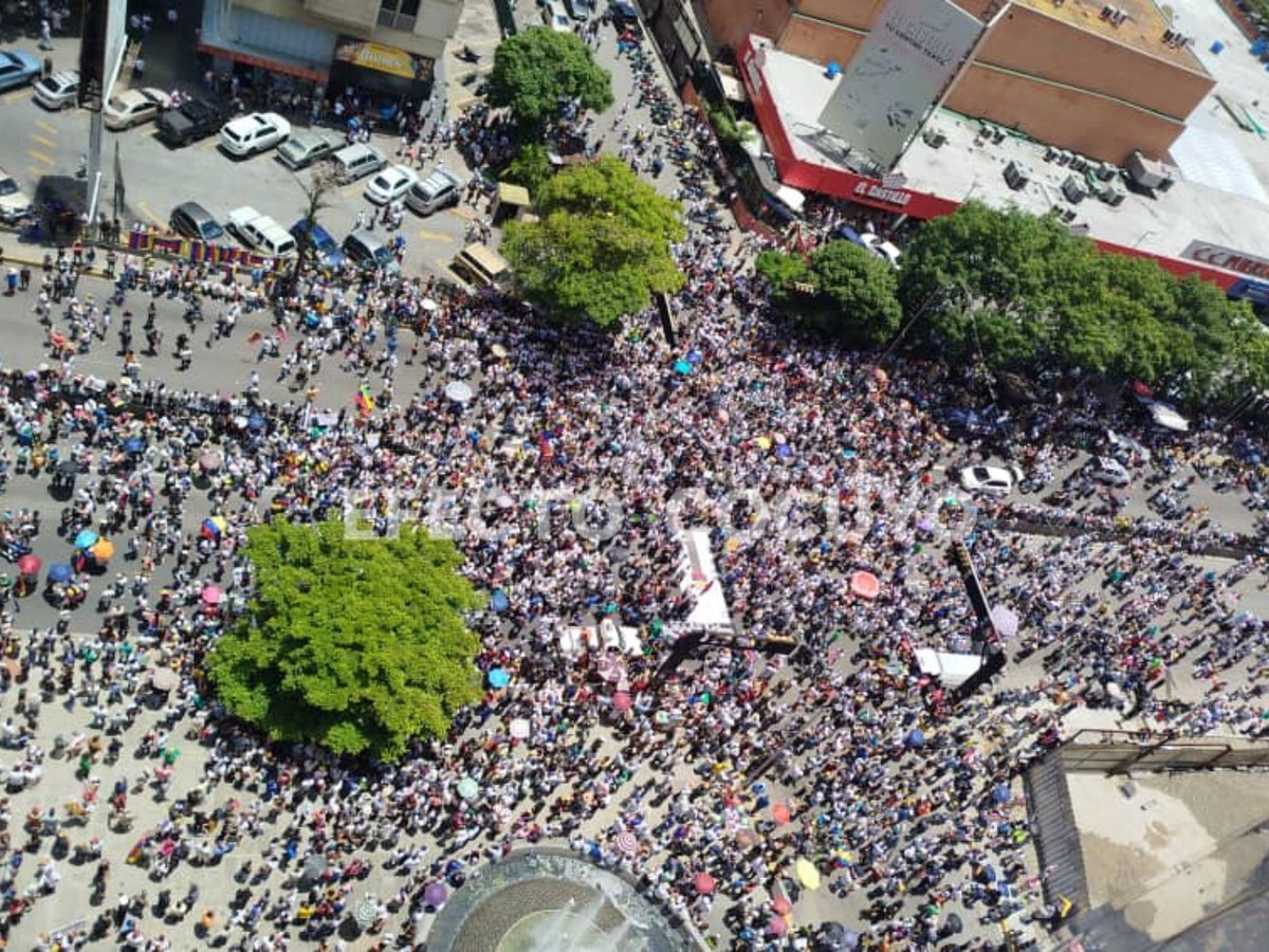 Alguien puede creer que un candidato que no llena ni dos cuadras en la zona mas poblada de Venezuela, sacó "8 millones de votos" en las elecciones presidenciales ?
Muy imbécil el que lo crea.
La calle no miente.
👇👇👇