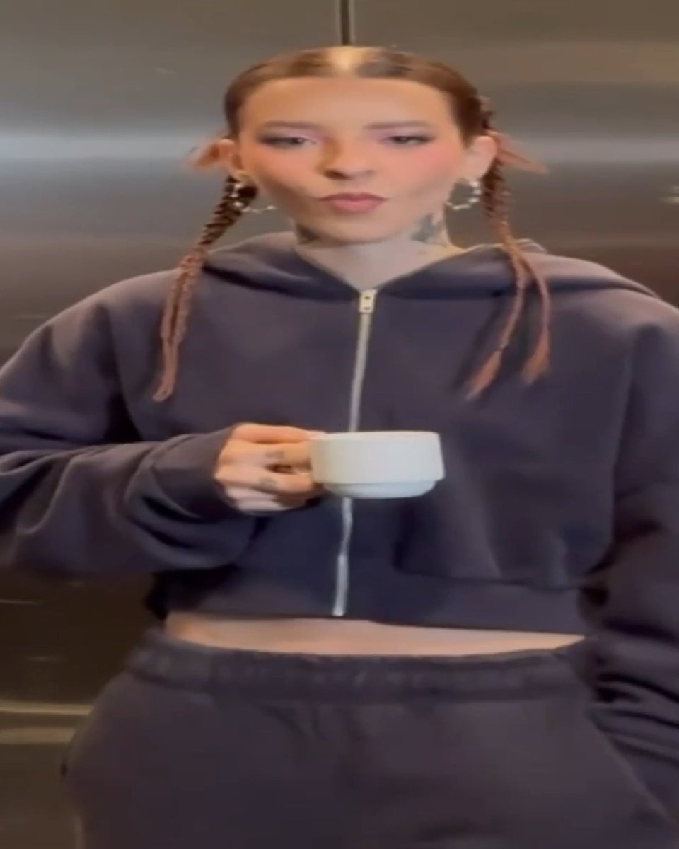 aquí esperando que a miko le de la fiebre de youtuber/tiktoker y se ponga a subir trends o vlogs