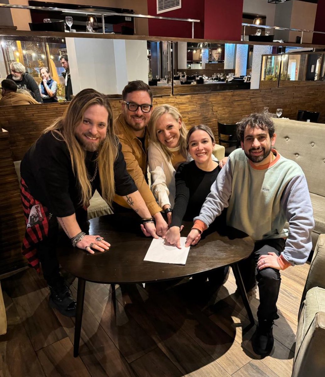 Ahora! 1ra. confirmación 2025 en Bs. As!
Federico Bal, Sofía Pachano, Germán “Tripa” Tripel, Denise Dumas y Lionel Arostegui “ponen el dedo”, a modo de formal contrato, para el debut de “Somos nosotros” de Macarena Del Mastro y Marcelo Caballero con dirección de Ariel Del Mastro.