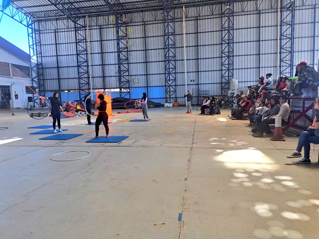 PatronatoSJ's tweet photo. 🎭#CircoDeLuz | Con un encuentro de jóvenes cerramos los vacacionales de verano #SolYViento. 100 adolescentes participaron de talleres de magia, maquillaje artístico, gimnasia rítmica, títeres y otros y demostraron sus talentos ante sus familias.
#QuitoRenace https://t.co/aBMb9Fg8np